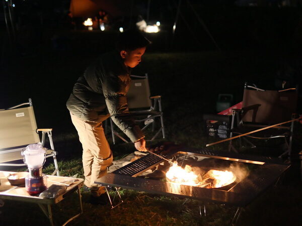 【都会でキャンプ気分！】家族で焚き火を囲んでチルタイム…♡コールマンの「焚き火ナイト」に親子で参加