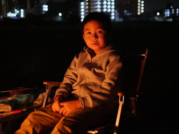 【都会でキャンプ気分！】家族で焚き火を囲んでチルタイム…♡コールマンの「焚き火ナイト」に親子で参加