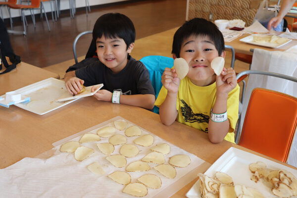 遊園地「むさしの村」で食育体験。じゃがいもを掘ってポテトチップスとじゃがバターを作ろう！