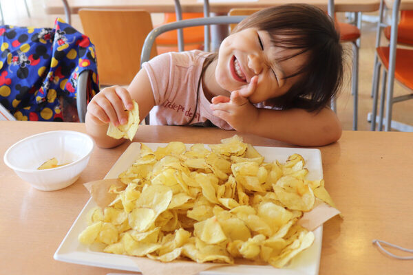 遊園地「むさしの村」で食育体験。じゃがいもを掘ってポテトチップスとじゃがバターを作ろう！