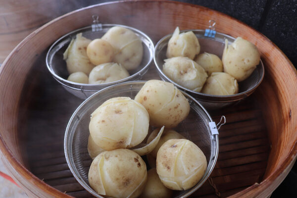 遊園地「むさしの村」で食育体験。じゃがいもを掘ってポテトチップスとじゃがバターを作ろう！