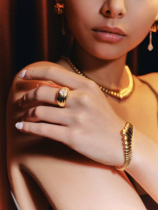 冬のジュエリーは静謐でタイムレスな輝きを手元に。多幸感に満ちた「VARIÉLLE」のリングで指先に可憐な彩り