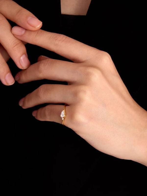 冬のジュエリーは静謐でタイムレスな輝きを手元に。多幸感に満ちた「VARIÉLLE」のリングで指先に可憐な彩り