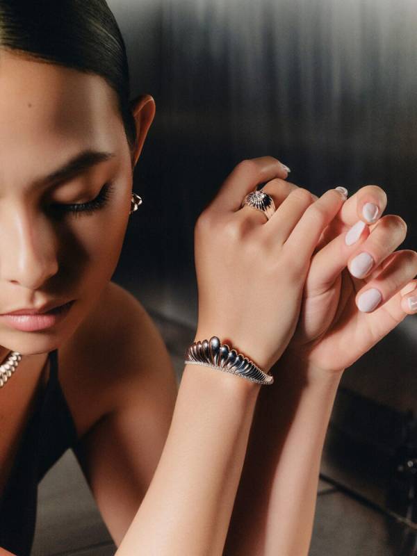 冬のジュエリーは静謐でタイムレスな輝きを手元に。多幸感に満ちた「VARIÉLLE」のリングで指先に可憐な彩り