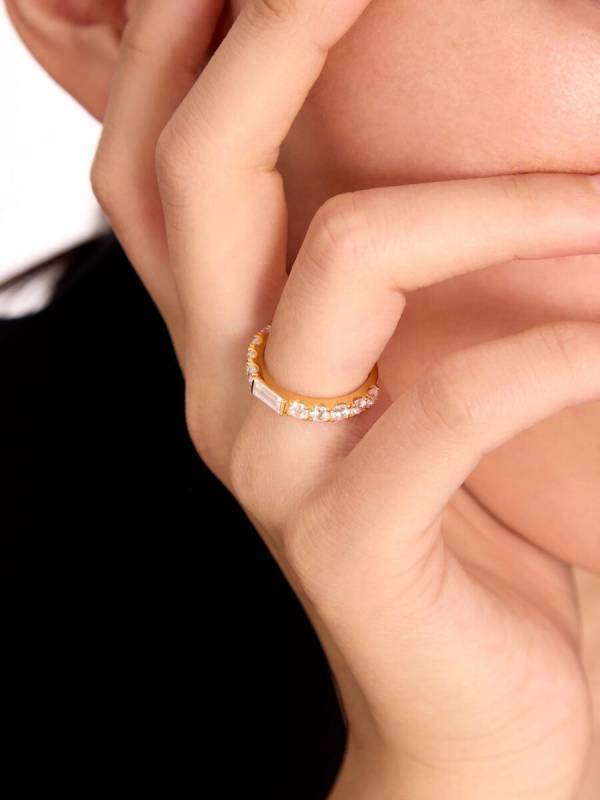 冬のジュエリーは静謐でタイムレスな輝きを手元に。多幸感に満ちた「VARIÉLLE」のリングで指先に可憐な彩り