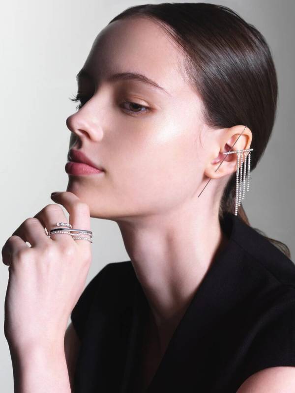 冬のジュエリーは静謐でタイムレスな輝きを手元に。多幸感に満ちた「VARIÉLLE」のリングで指先に可憐な彩り