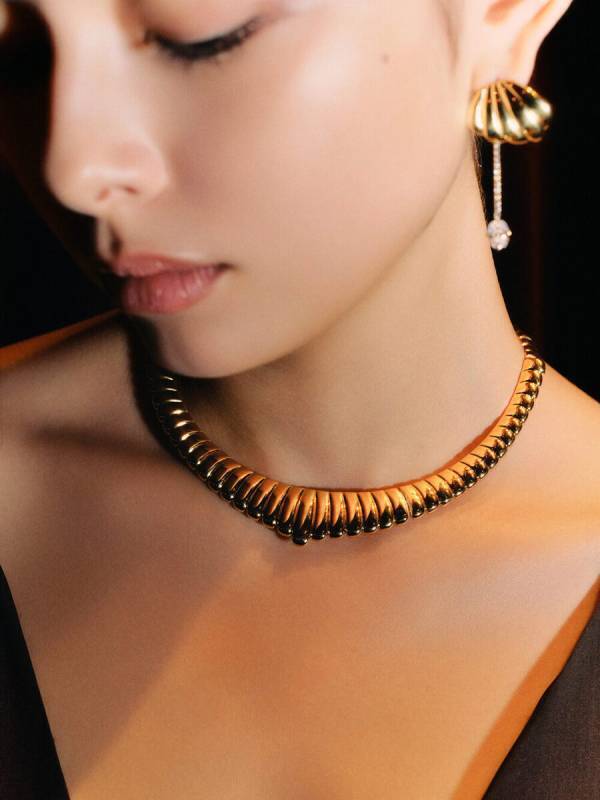 冬のジュエリーは静謐でタイムレスな輝きを手元に。多幸感に満ちた「VARIÉLLE」のリングで指先に可憐な彩り