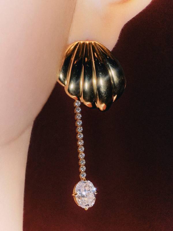 冬のジュエリーは静謐でタイムレスな輝きを手元に。多幸感に満ちた「VARIÉLLE」のリングで指先に可憐な彩り