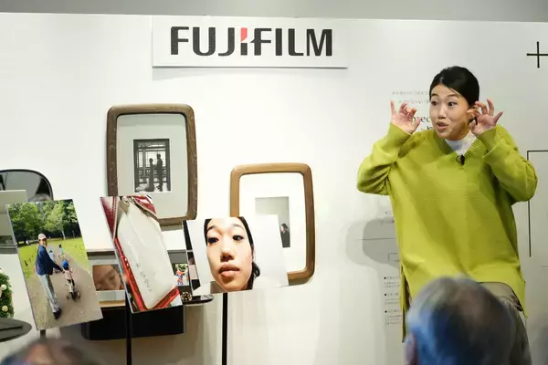 横澤夏子さん「まつげごとちぎり取った」衝撃エピソード告白！ 富士フイルム「写真と、暮らす。」展レポート