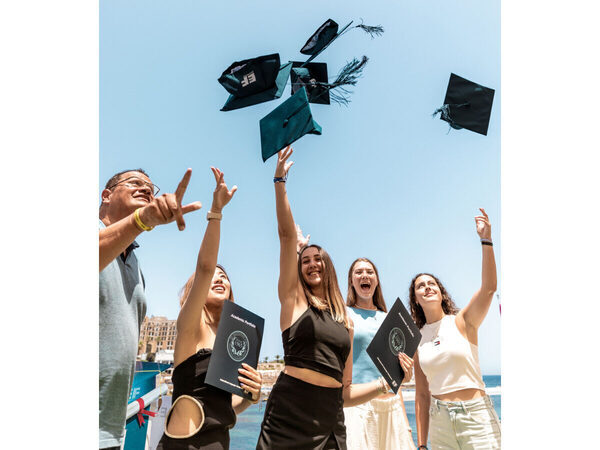 SNSで等身大の留学体験を発信！留学費用も減らせる新しい「留学モニタープログラム」の募集スタート