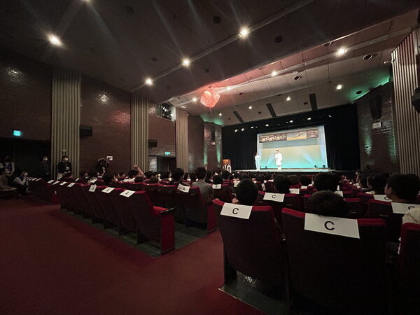 翼の角度で飛び方が変わる！気流をつくる「ガチ」実験に小4息子が大興奮。科学技術館×ボーイング社の航空宇宙STEMワークショップ