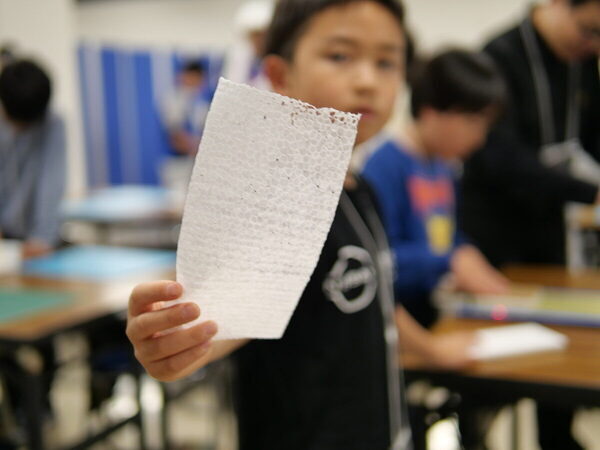 翼の角度で飛び方が変わる！気流をつくる「ガチ」実験に小4息子が大興奮。科学技術館×ボーイング社の航空宇宙STEMワークショップ