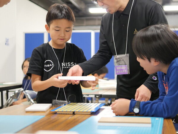 翼の角度で飛び方が変わる！気流をつくる「ガチ」実験に小4息子が大興奮。科学技術館×ボーイング社の航空宇宙STEMワークショップ
