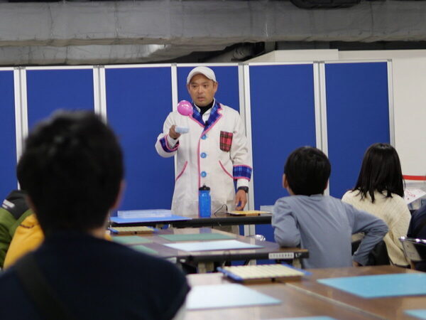 翼の角度で飛び方が変わる！気流をつくる「ガチ」実験に小4息子が大興奮。科学技術館×ボーイング社の航空宇宙STEMワークショップ