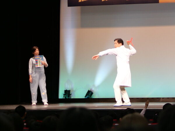 翼の角度で飛び方が変わる！気流をつくる「ガチ」実験に小4息子が大興奮。科学技術館×ボーイング社の航空宇宙STEMワークショップ