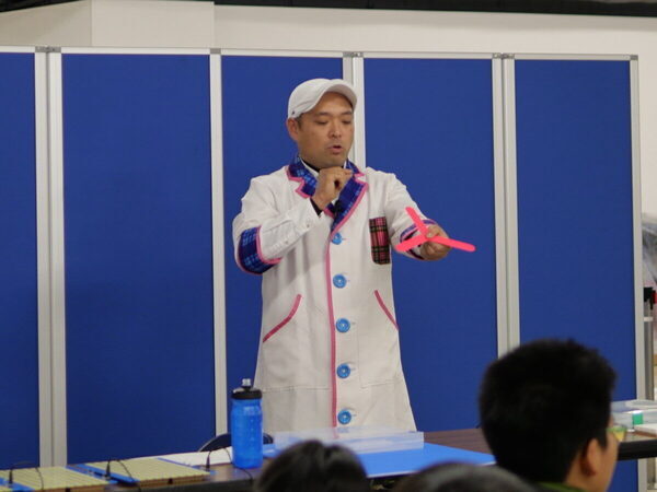 翼の角度で飛び方が変わる！気流をつくる「ガチ」実験に小4息子が大興奮。科学技術館×ボーイング社の航空宇宙STEMワークショップ