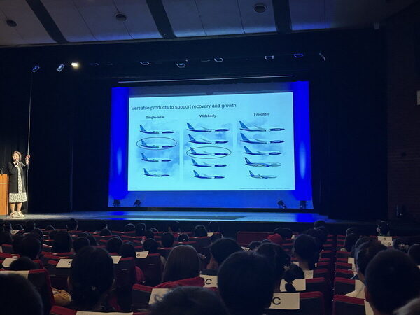 翼の角度で飛び方が変わる！気流をつくる「ガチ」実験に小4息子が大興奮。科学技術館×ボーイング社の航空宇宙STEMワークショップ