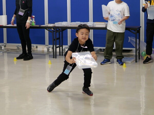 翼の角度で飛び方が変わる！気流をつくる「ガチ」実験に小4息子が大興奮。科学技術館×ボーイング社の航空宇宙STEMワークショップ