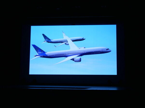 翼の角度で飛び方が変わる！気流をつくる「ガチ」実験に小4息子が大興奮。科学技術館×ボーイング社の航空宇宙STEMワークショップ