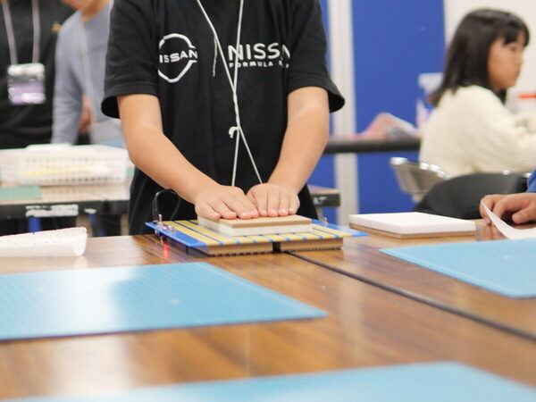 翼の角度で飛び方が変わる！気流をつくる「ガチ」実験に小4息子が大興奮。科学技術館×ボーイング社の航空宇宙STEMワークショップ