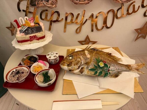 辻希美さんが手作りの豪華お食い初め膳を公開！ 自慢の筑前煮・お赤飯に大きな鯛も「5回目なんだけど、見よう見まね」