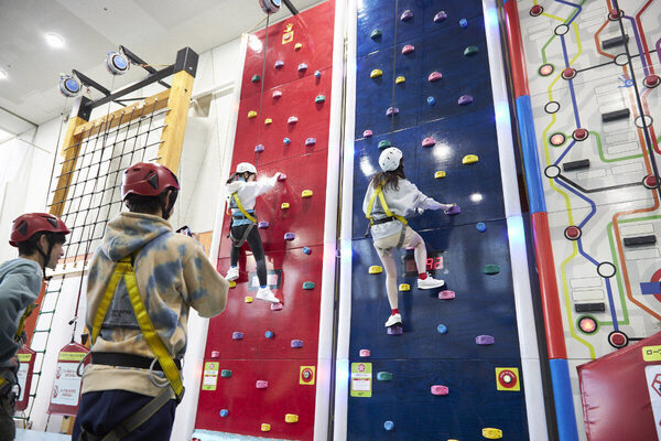 小学生が「頑張ったもの」を見せたらグループ全員割引！ 屋内アスレチック「トンデミ」の「ごほうび割」がお得で楽しい♪