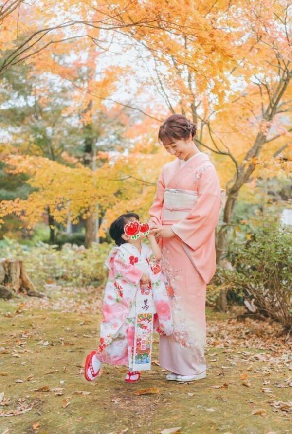 川田裕美アナ「プロの手にかかれば、素晴らしい写真に」5歳と3歳の兄妹が七五三、美しく色づいた紅葉バックに和装で記念撮影