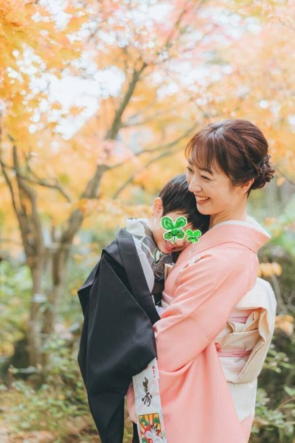 川田裕美アナ「プロの手にかかれば、素晴らしい写真に」5歳と3歳の兄妹が七五三、美しく色づいた紅葉バックに和装で記念撮影