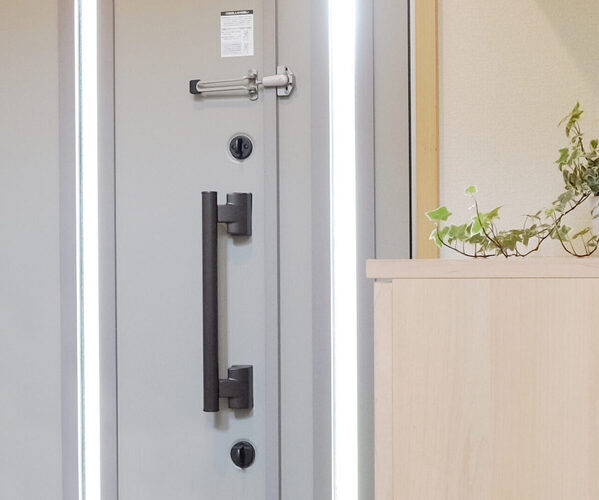 玄関で“首をつった状態”の4歳児を母が発見。唇の色は黒く…原因は「事故が多発する洋服」だった