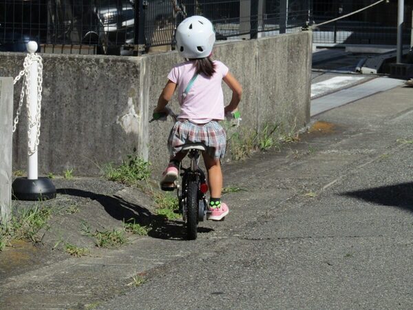 玄関で“首をつった状態”の4歳児を母が発見。唇の色は黒く…原因は「事故が多発する洋服」だった