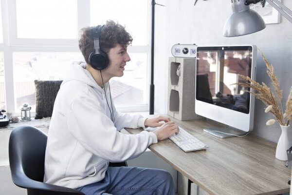 「ブラインドタッチ」は日本人しか使わない⁉ 適切な言い方は他にあった