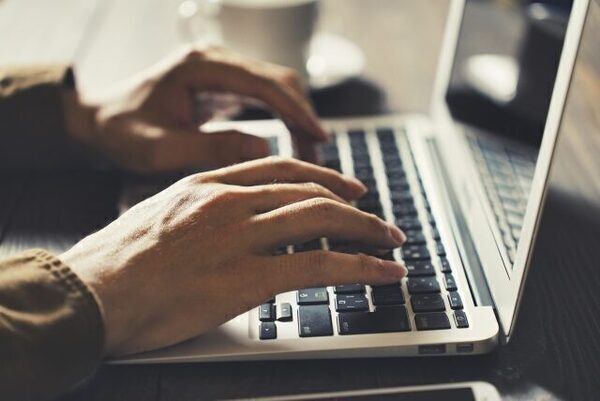 「ブラインドタッチ」は日本人しか使わない⁉ 適切な言い方は他にあった