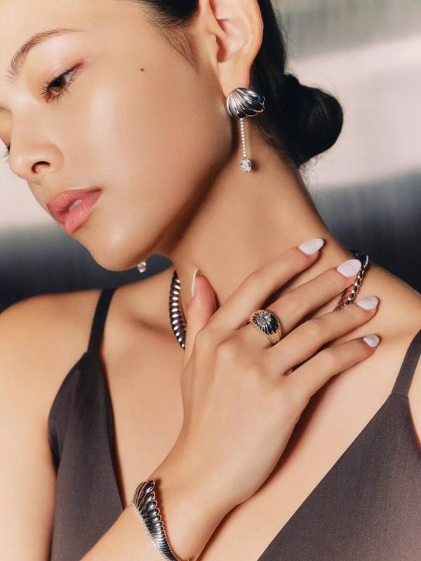 ドラマティックな気品を引き出すジュエリーに溺れたい！ 凛とした表情も華やかさも、女性の多面性を彩るVARIÉLLEのピアス