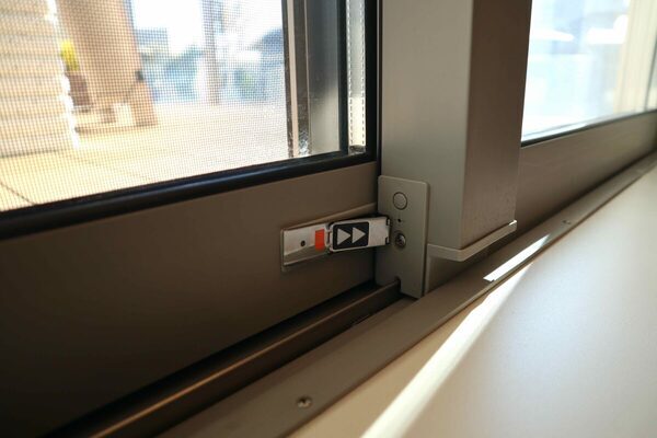 こういう家は狙われる。あなたの実家は大丈夫？ 今すぐやるべき4つの「空き巣・強盗対策」を専門家に聞いた