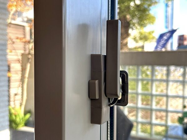 こういう家は狙われる。あなたの実家は大丈夫？ 今すぐやるべき4つの「空き巣・強盗対策」を専門家に聞いた