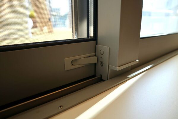 こういう家は狙われる。あなたの実家は大丈夫？ 今すぐやるべき4つの「空き巣・強盗対策」を専門家に聞いた