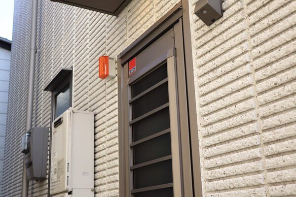こういう家は狙われる。あなたの実家は大丈夫？ 今すぐやるべき4つの「空き巣・強盗対策」を専門家に聞いた