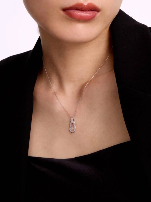 デコルテに輝きを添える、上品な存在感。知的で洗練された大人の魅力を引き出すジュエリー