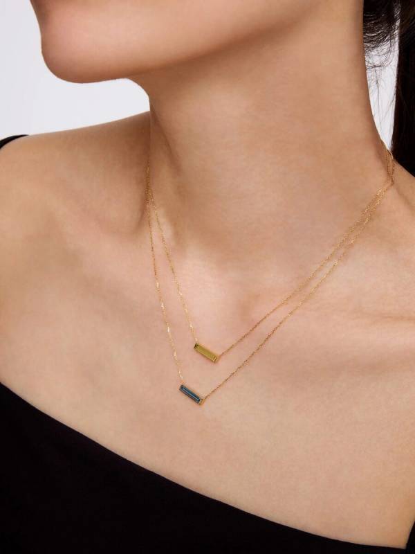 デコルテに輝きを添える、上品な存在感。知的で洗練された大人の魅力を引き出すジュエリー