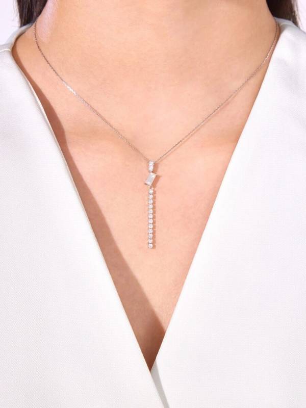 デコルテに輝きを添える、上品な存在感。知的で洗練された大人の魅力を引き出すジュエリー