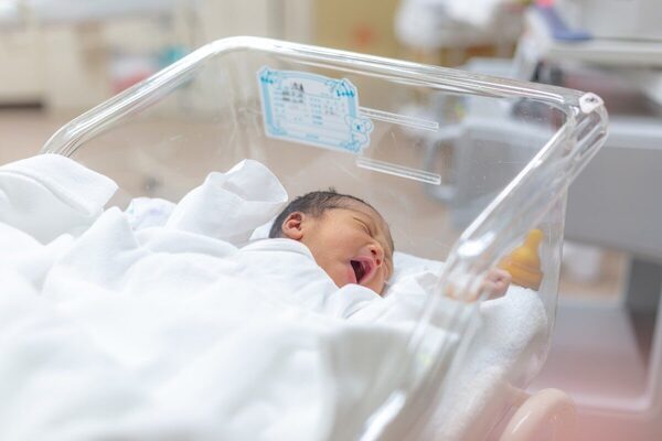 小さく生まれた赤ちゃんの栄養を支えるために。人乳由来母乳強化剤「プリミーフォート経腸用液」が国内初の承認