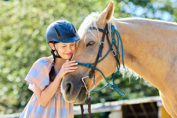 まるで映画のワンシーン。「うまくいく年」にしたい人へ。運気もテンションも上がる、星野リゾートの“馬旅”