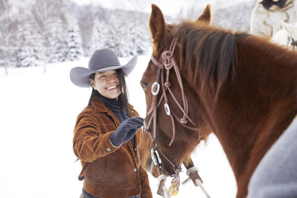 まるで映画のワンシーン。「うまくいく年」にしたい人へ。運気もテンションも上がる、星野リゾートの“馬旅”