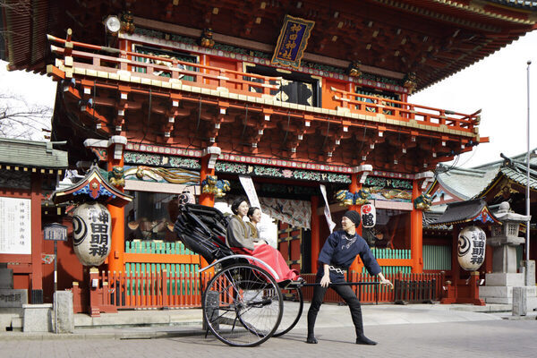 まるで映画のワンシーン。「うまくいく年」にしたい人へ。運気もテンションも上がる、星野リゾートの“馬旅”