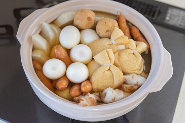 妊婦や孫の前でスパスパたばこを吸い「女を捨ててる」暴言連発の義父！ そんな義実家はおでんの食べ方も衝撃的で……