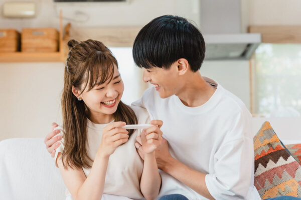 妊娠検査薬を見せたら「やっぱりね！」 はじめて号泣姿を見せた夫も……妊娠報告したときのパートナーの反応