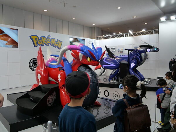 牛のフンで走る車に、リアル「ミライドン」!? 101万人が熱狂した【ジャパンモビリティショー2025】に親子で熱狂！