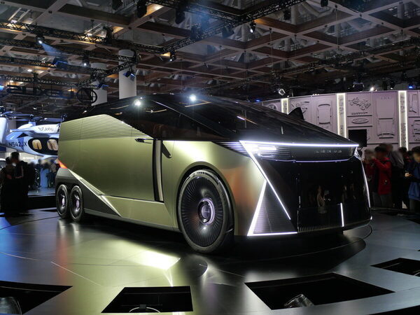 牛のフンで走る車に、リアル「ミライドン」!? 101万人が熱狂した【ジャパンモビリティショー2025】に親子で熱狂！