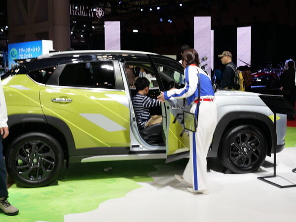 牛のフンで走る車に、リアル「ミライドン」!? 101万人が熱狂した【ジャパンモビリティショー2025】に親子で熱狂！