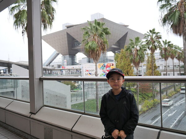 牛のフンで走る車に、リアル「ミライドン」!? 101万人が熱狂した【ジャパンモビリティショー2025】に親子で熱狂！